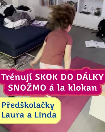 Laura a Linda trénují skok do dálky snožmo